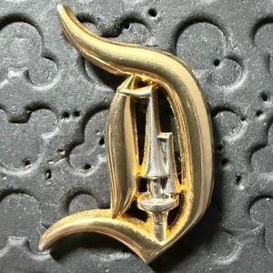 Disney parks Disneyland ''D'' with Sleeping Beauty Castle spire initial pin